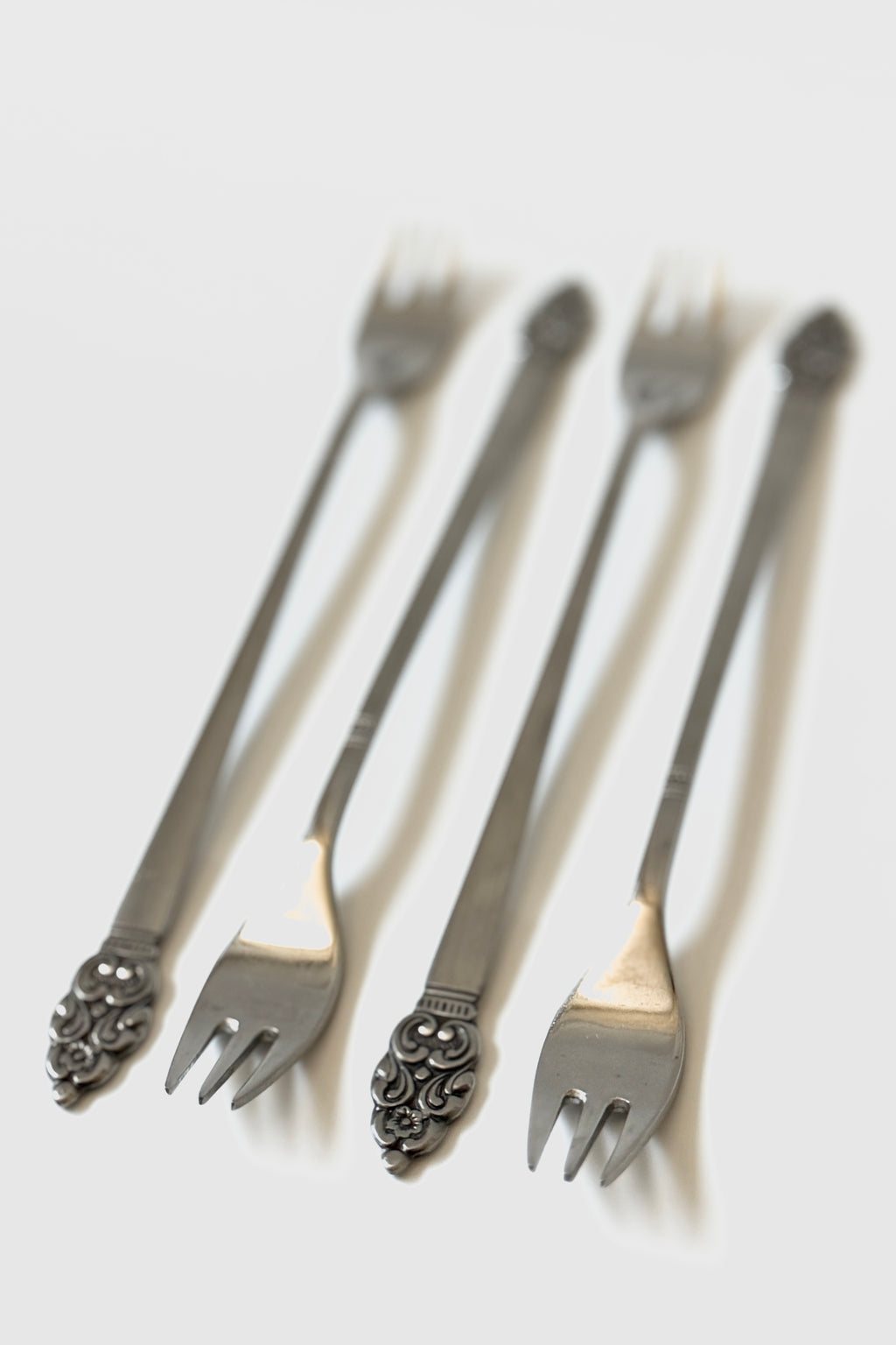 .006 Vintage Oneida Appetizer Fork Set (4)