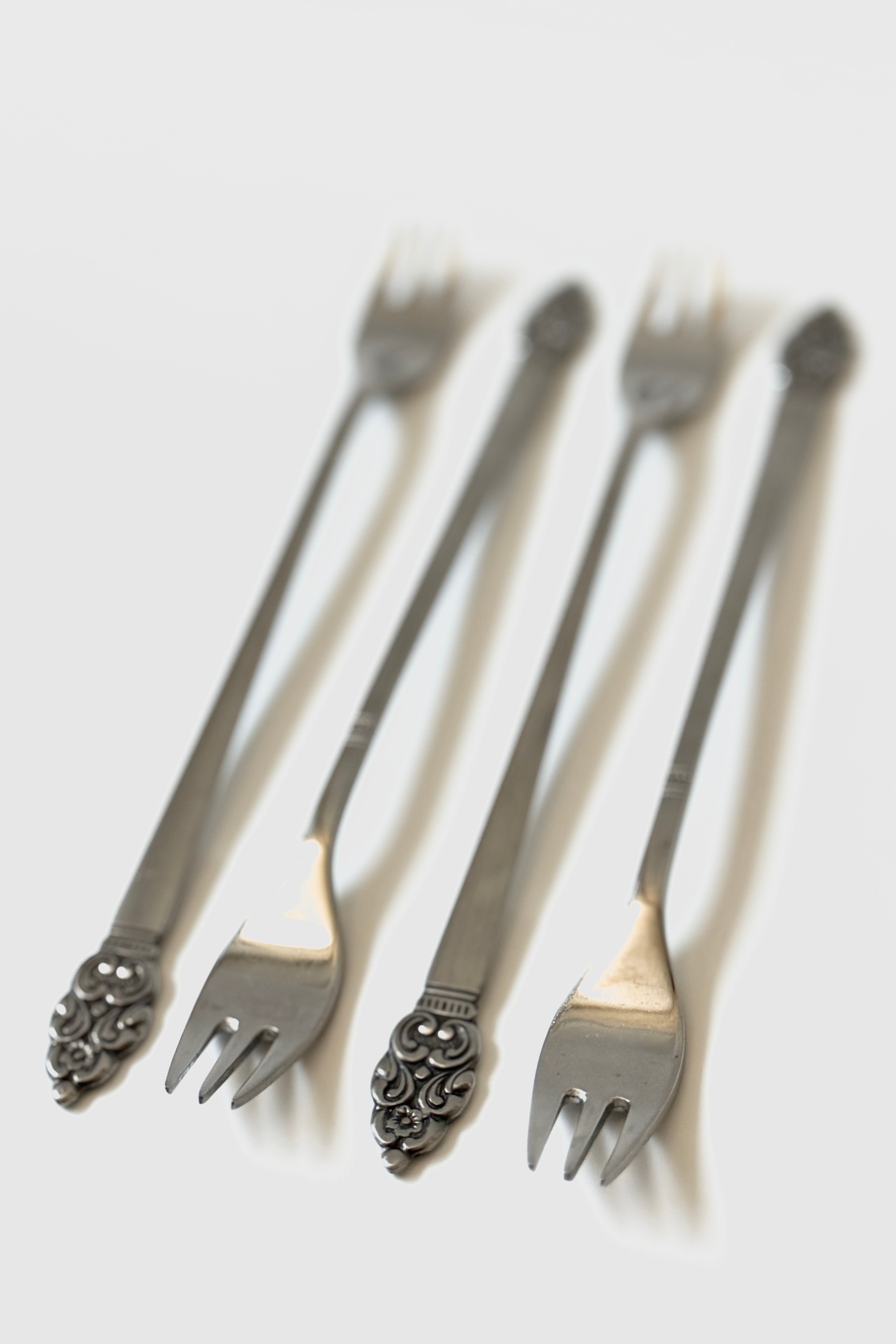 .006 Vintage Oneida Appetizer Fork Set (4)
