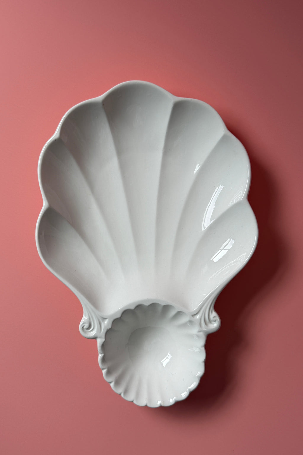 .011 Vintage White Shell Serving Dish