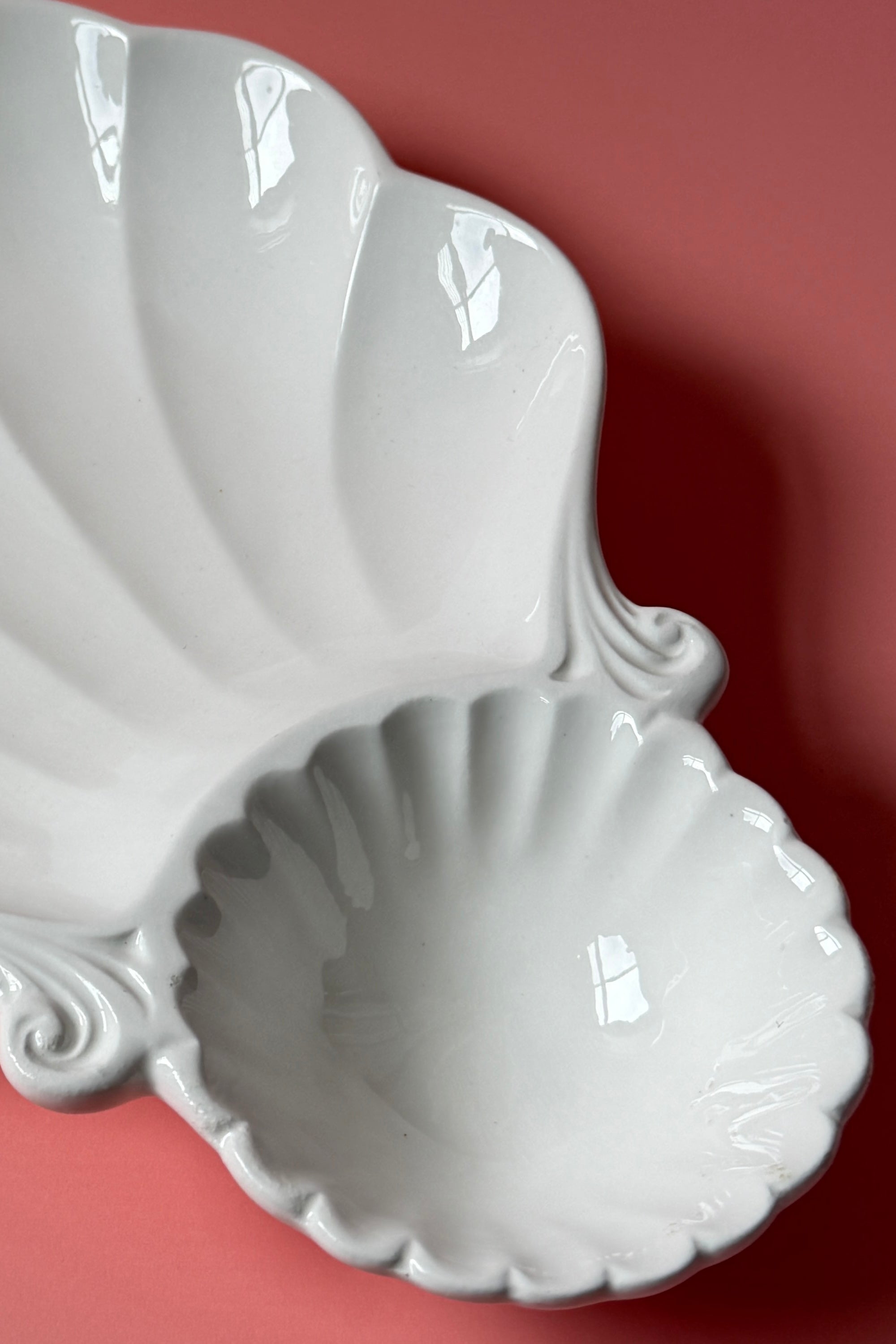.011 Vintage White Shell Serving Dish