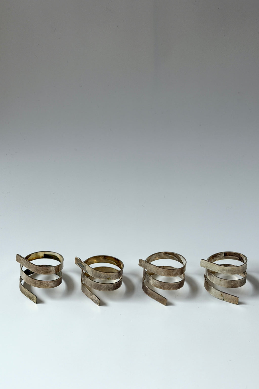 .012 Vintage Spiral Metal Napkin Rings (4)